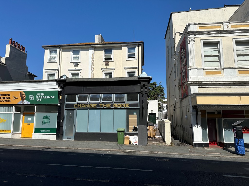 Lot: 24 - TWO-BEDROOM FIRST FLOOR FLAT IN HIGH STREET LOCATION - External of property